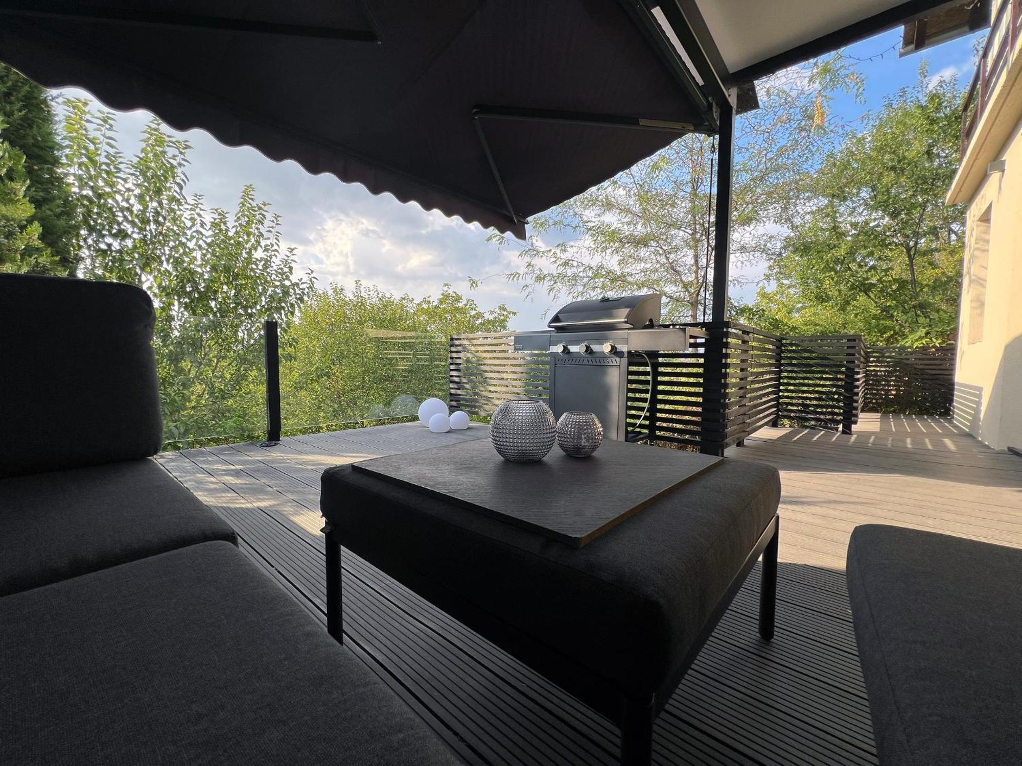 Pergola House In A Green Oasis With Fantastic View Leilighet Petrovaradin Eksteriør bilde